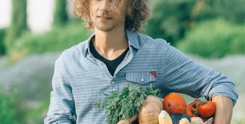 Organic farms avoid toxic inputs, improve soil health, grow clean, sustainable food that supports nature.